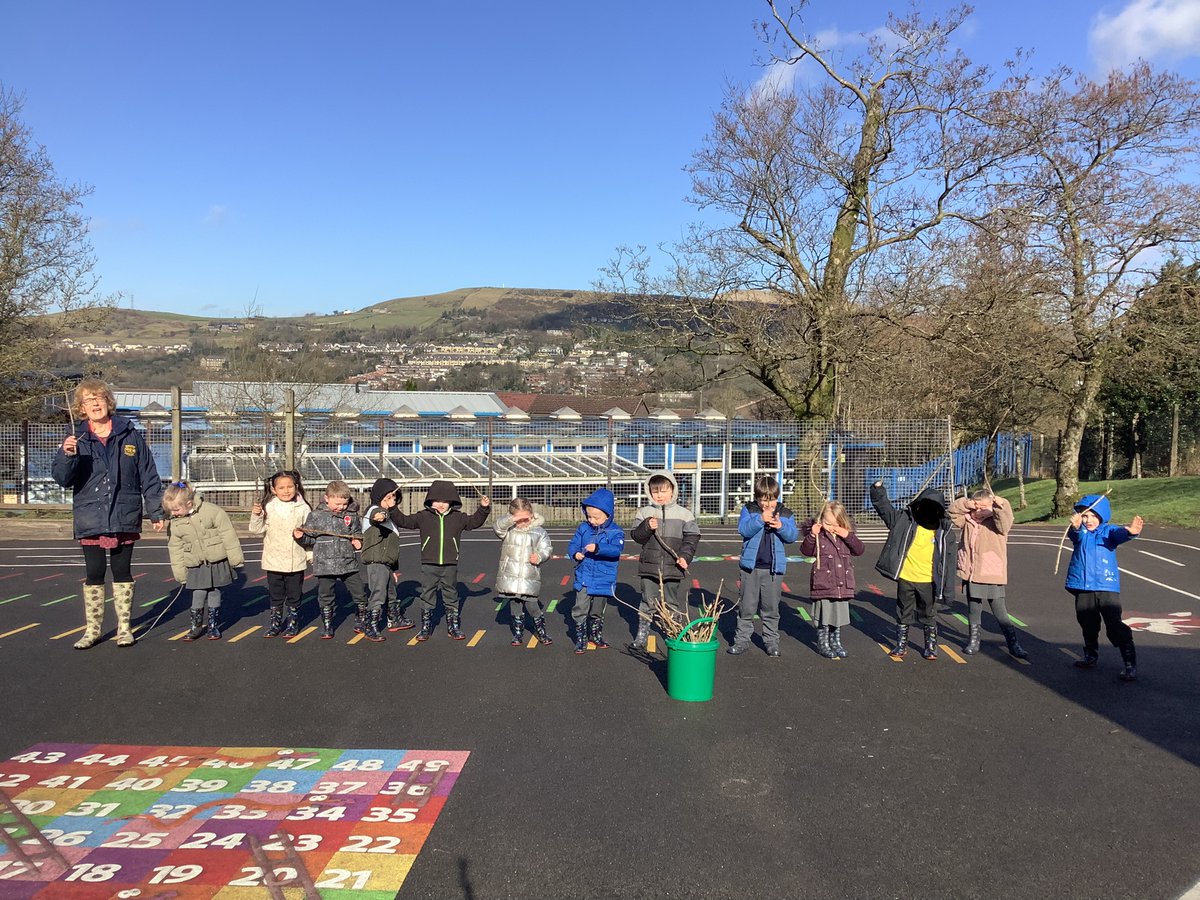 Balladenprimary's tweet photo. What would you do with your stick? #Stanleysstick #eyfs #activelearning #powerofreading https://t.co/fgemo21JKv
