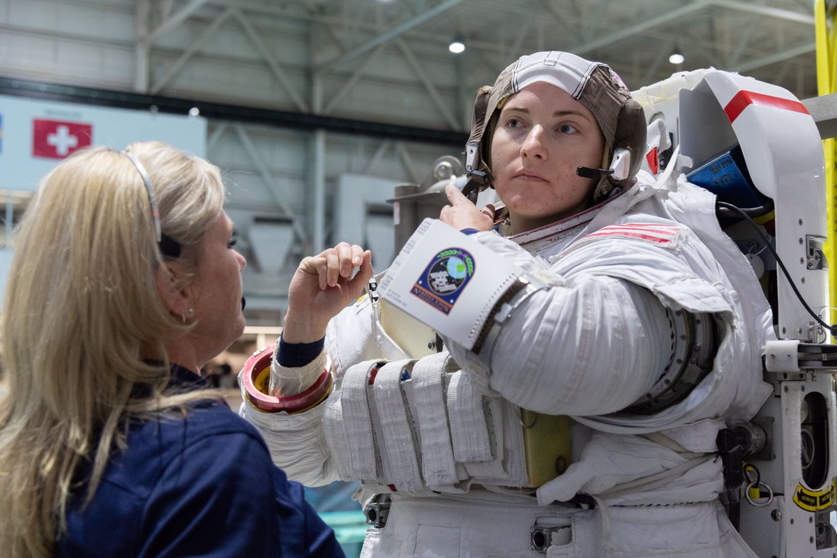 Es ist EVA-Tag! <a href="/Astro_Raja/">Raja Chari</a> &amp; Kayla bereiten sich auf einen ca. 6,5 stündigen Weltraumspaziergang vor. Dabei werden sie die Modifizierungskits für die fortlaufenden Upgrades der Solarpanels der <a href="/Space_Station/">International Space Station</a> montieren &amp; installieren. Schaut zu 👉 <a href="/NASA/">NASA</a> TV youtu.be/21X5lGlDOfg