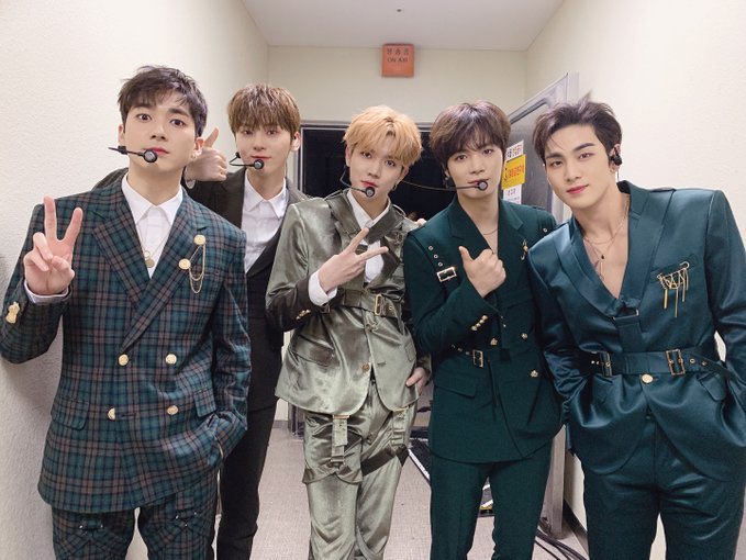 rotavida_dh's tweet photo. 봄이 너무 멀었다면 여름도 겨울도 괜찮아
#뉴이스트와_러브의_계속될봄
언제든 여기서 너희를 기다릴 러브들이 있으니
#NUEST_10th_SPRING
데뷔 10주년 축하하고 하나 둘 셋, 사랑해❤️ https://t.co/FIyZZy3fFD