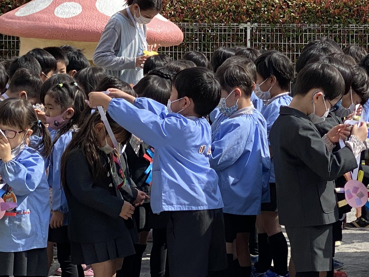 園庭で卒園する年長を送るお別れ会を行いました?この日の為に年少年中 