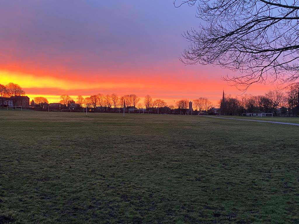 AlloaAcadPC's tweet photo. Tuesday sunrise captured by early morning walker @Weered_nz π
πΆββοΈ
#ClacksStepCountChallenge
@LornshillATH https://t.co/bhkchtHLYP
