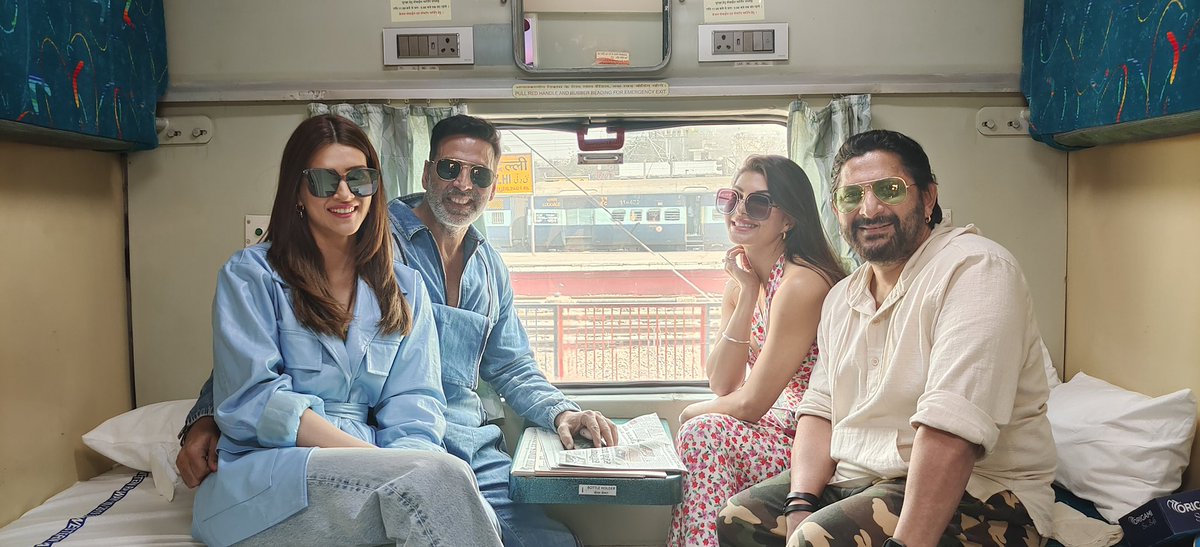 akshaykumar's tweet photo. बच्चन पांडे की टोली आ पहुँची है दिल्ली!
Holi pe Goli 🔥🔥
#BachchhanPaandey in cinemas on 18th March! https://t.co/80fWCsBCi4
