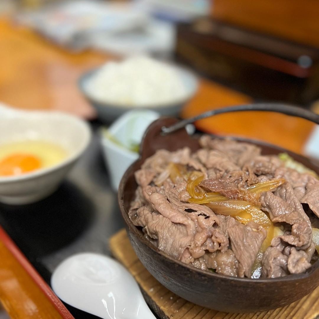 hanshinnow's tweet photo. お肉たっぷり！すき焼き定食800円
🏠お食事処 水源（御影駅から徒歩約1分）

☺️Instagram（@hanshinnow_gurumet）では、阪神沿線のグルメ店をご紹介！
フォローしてもらえると嬉しいです���
↓↓↓
https://t.co/Toj9t8dO78
#阪神電車公式
#阪神ナウ https://t.co/6dQlNpBBhY