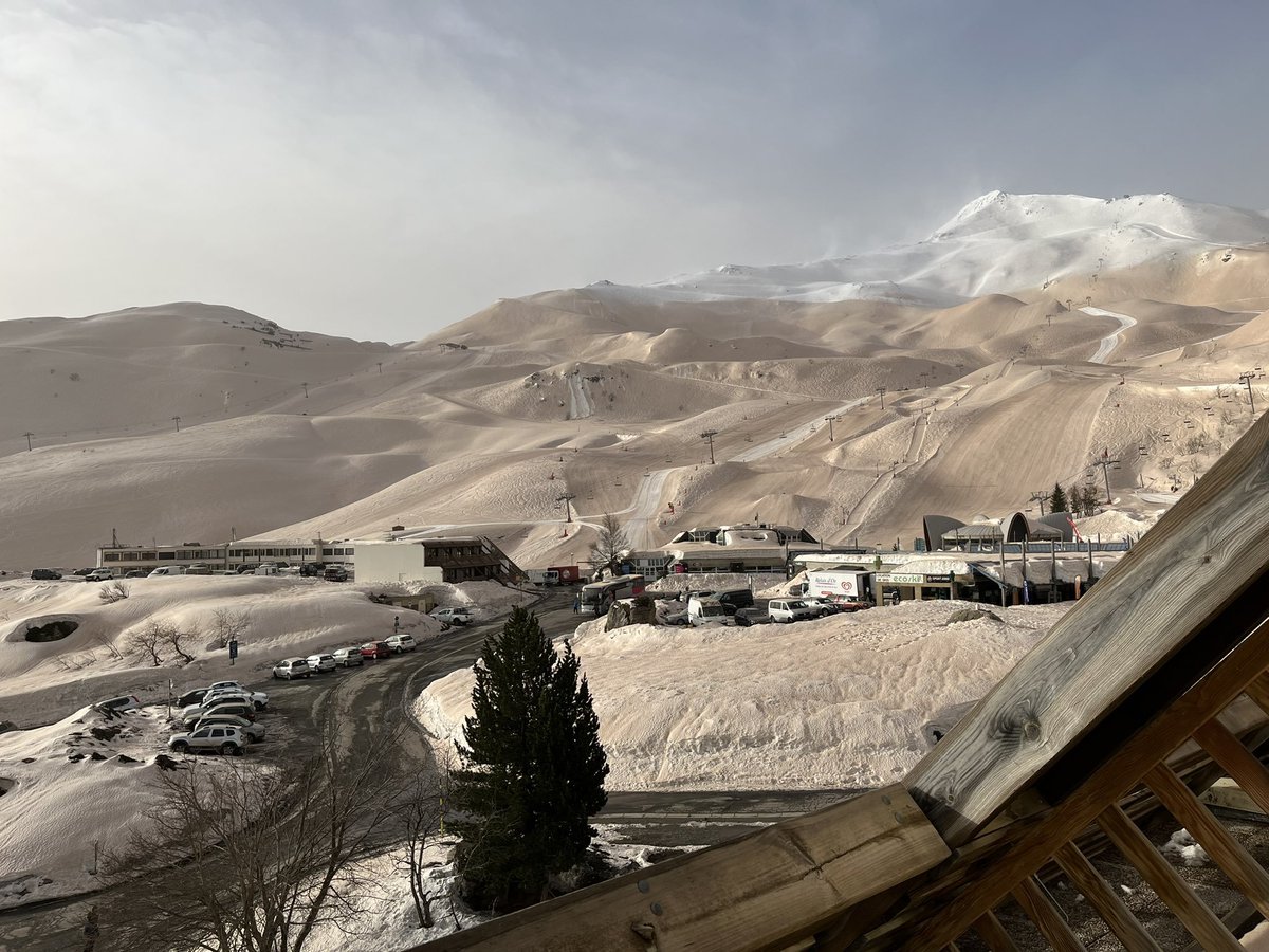 Meteovilles's tweet photo. 🟤 Ambiance insolite à la station de #PiauEngaly dans les #Pyrénées ce 15 mars 2022 ! Le #sable du #Sahara a coloré la neige et l'on croirait observer des dunes ! (photo @gaetan__julien) https://t.co/P872Q3B2xz