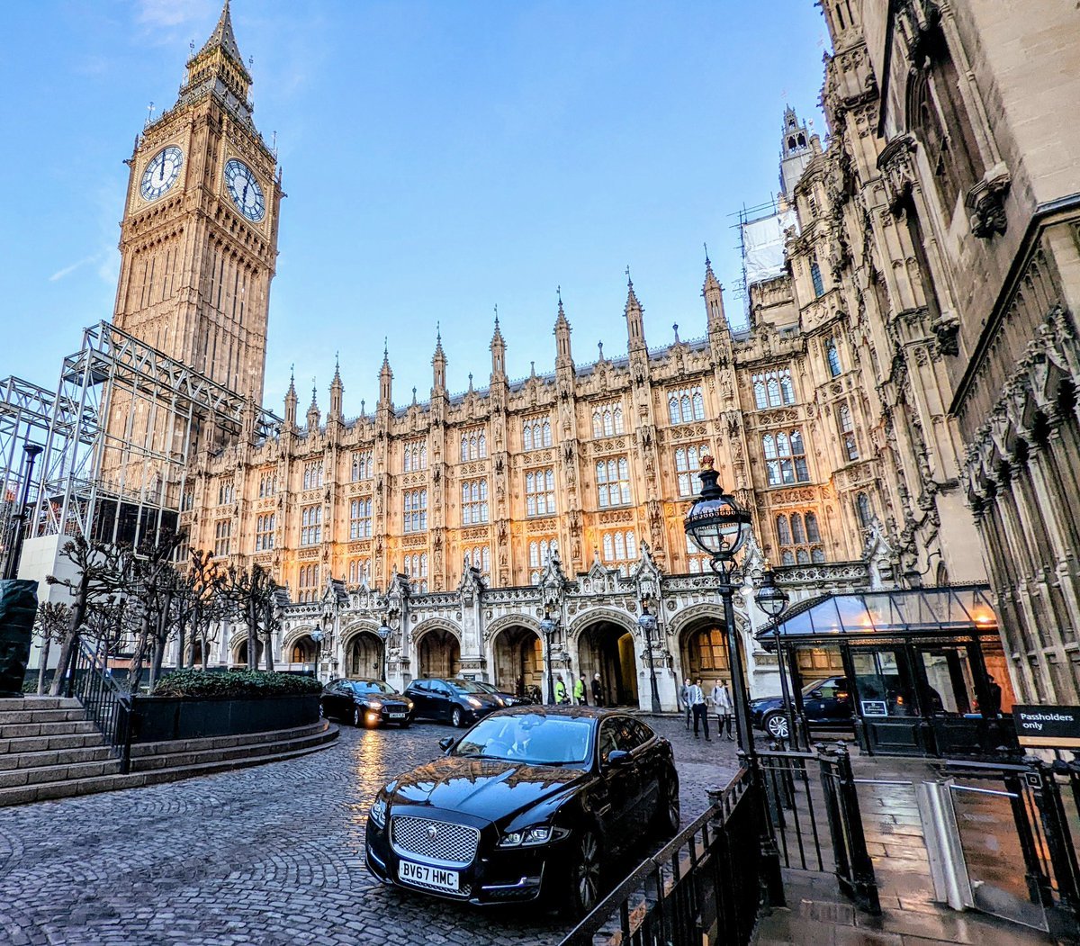Poll results are in! Your most important 'Policy for Science' issue: low pay/poor pensions. As per Shadow Science Minister <a href="/ChiOnwurah/">Chi Onwurah 💙</a> last night, I think we can also include precarious contracts. Ready for day 2 #pairingscheme22