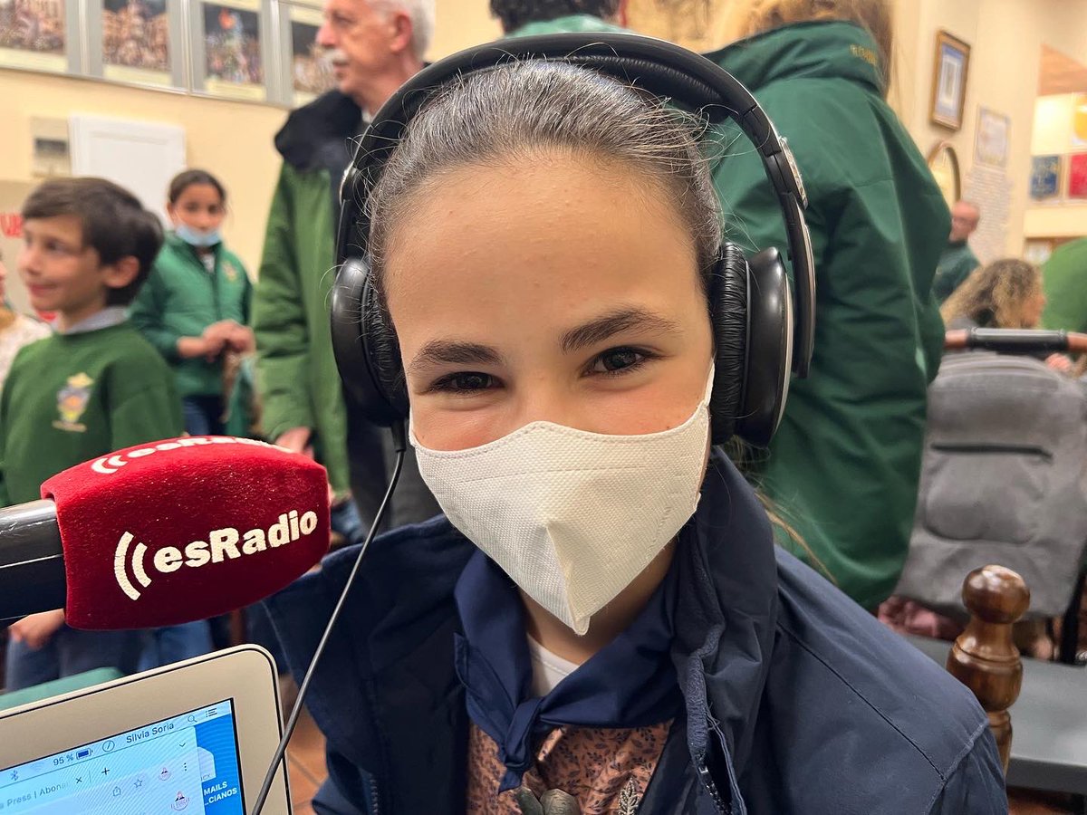 esRadio_Vlc's tweet photo. ➡️🎧 👉🏼 NEREA LÓPEZ MAESTRE en nuestro directo desde #fallaconvento con @silviasoria FMIV 14.03.2022 
https://t.co/WP92yRe8E8

♥️Gracias @JCF_Valencia por permitirnos tener en nuestro especial fallas su sincera y emotiva alegria.. es un encanto!!! 
#fallas2022
 #valenciaenfalles https://t.co/FPMBTPRj3u