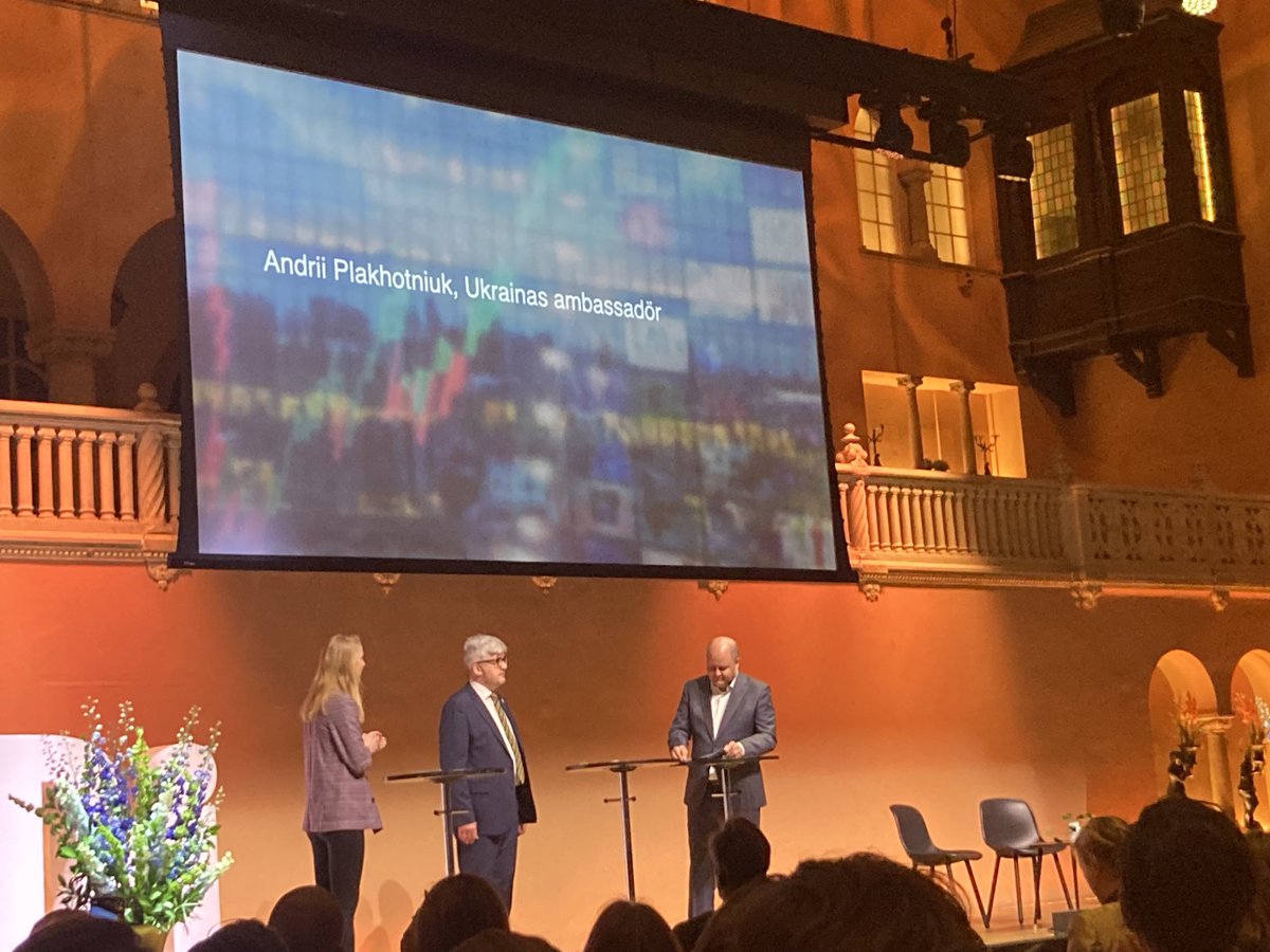 ”Heroic men and women, equally important as the ukrainian soldiers”, så beskriver <a href="/a_plakhotniuk/">Andrii Plakhotniuk</a>, Ukrainas ambassadör i Sverige, journalisterna på plats i Ukraina. Otroligt stark start på Di Media Summit <a href="/Dagens_Media/">Dagens Media</a> <a href="/linneakihlstrom/">Linnéa Kihlström</a> <a href="/ThomasMattsson/">Thomas Mattsson</a>.