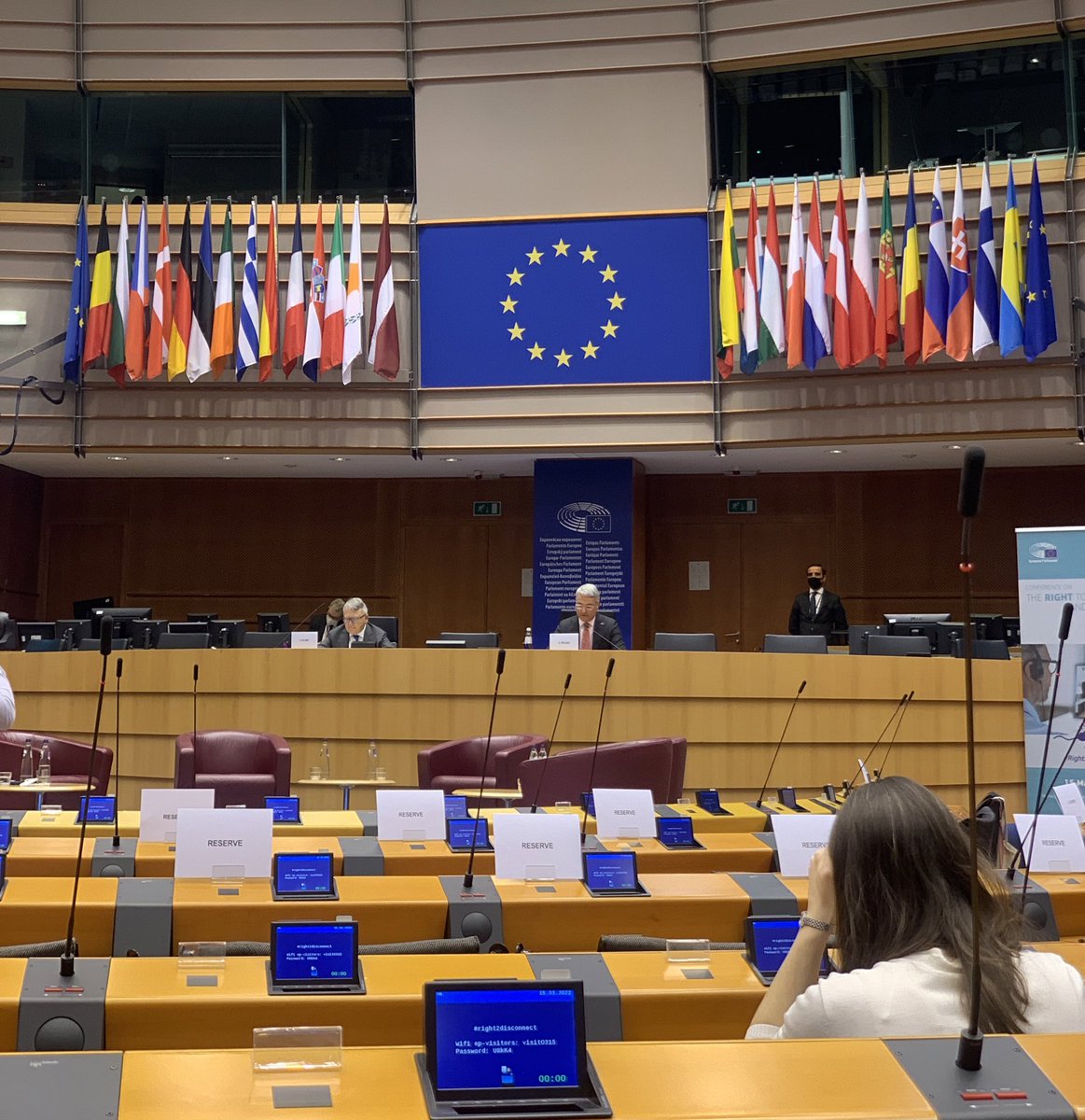 CEC_Managers's tweet photo. 📲💻We are attending the conference on the #right2disconnect today. How can managers get the best from the digital world while being able to fully disconnect after work? #sustainableleadership #telemanagement https://t.co/h151YuCwmR