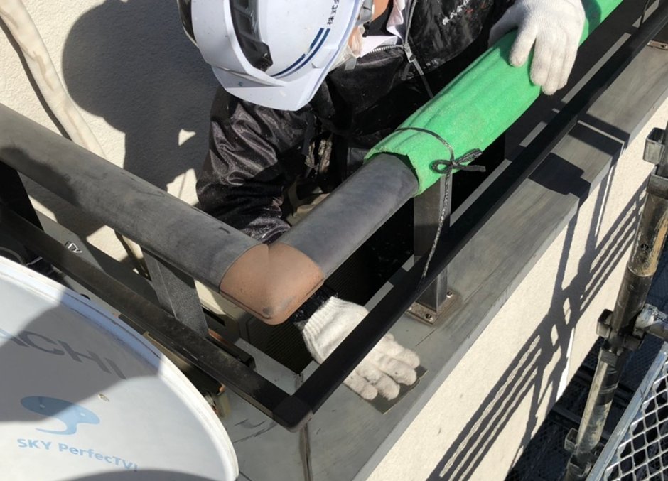 株式会社雅の塗装職人が一番力を入れているところは何でしょう？
それはズバリ！　塗装前の「下地処理」です。

塗料の機能を十分に発揮させてお住まいをお守りするためには、
高圧洗浄・コーキング工事・ケレン作業・養生といった「下地処理」が欠かせません。

ケレン作業で塗装面を整えています。↓