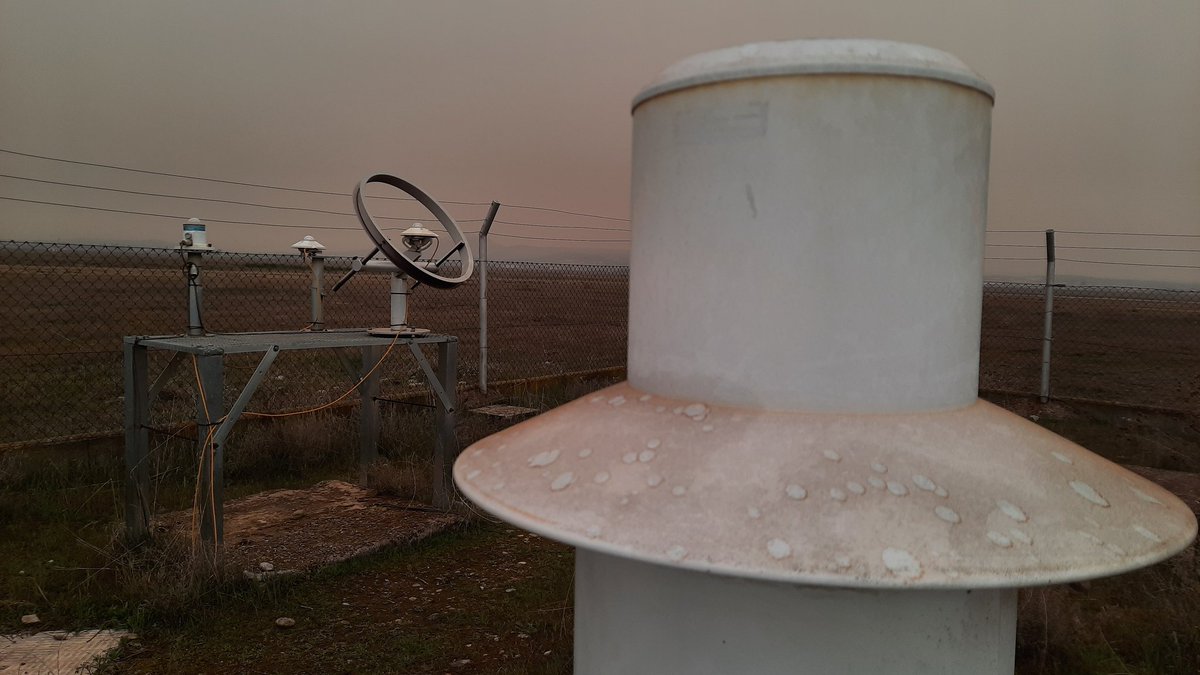 Ahora arranca a llover y la calima sahariana precipita acompañada de agua. Nos resulta molesto, pero este polvo rojizo cargado de fosfatos es una bendición que fertiliza nuestros suelos.