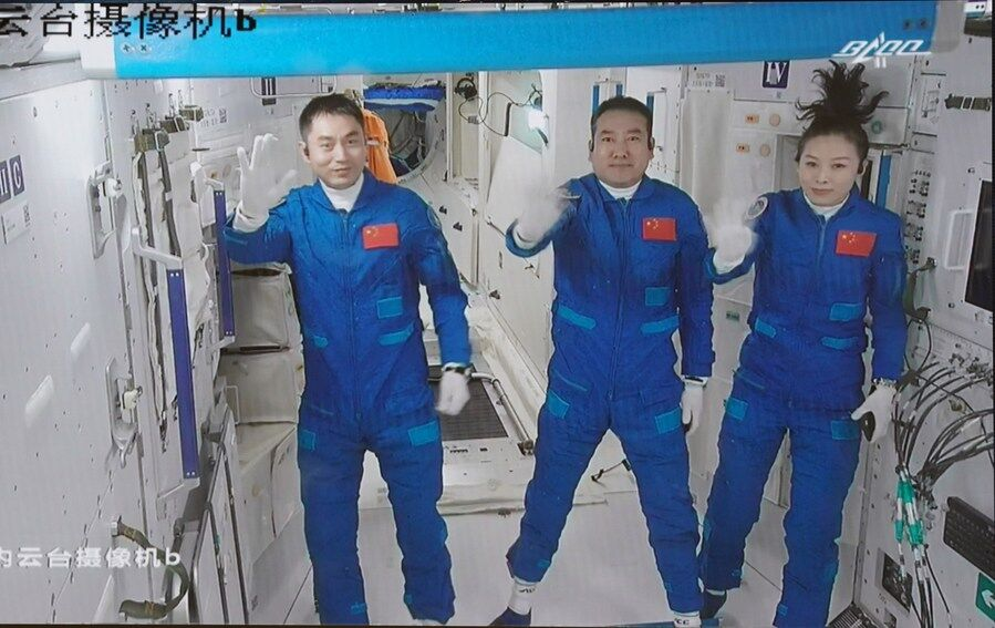 ChinaScience's tweet photo. China will livestream to the world the 2nd #spaceclass from its space station #Tiangong in the upcoming days, the China Manned Space Agency announced Tuesday. https://t.co/Vi0n6wmdUn