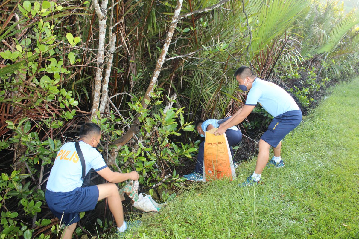 bppo_pro7's tweet photo. @RDPRO7 @rpcrd7pnp @bppo_pro7 Bohol Police Provincial Office conducted River Coastal Clean-up at Abatan River, Cortes, Bohol at 06:00 in the morning of March 15, 2022. https://t.co/w1Y3OPfqir
