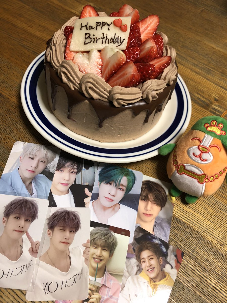 minorisu1's tweet photo. ジンジン誕生日おめでとう！！

ジヌの横顔大好きです！

自作でケーキ作ったけど、「HAPPY」のAだけ小文字になっちゃってごめん😢
ジヌにとって素敵な1年になりますように🙏✨
#ASTRO  
#진진  #JINJIN https://t.co/gdrUeUMCd6
