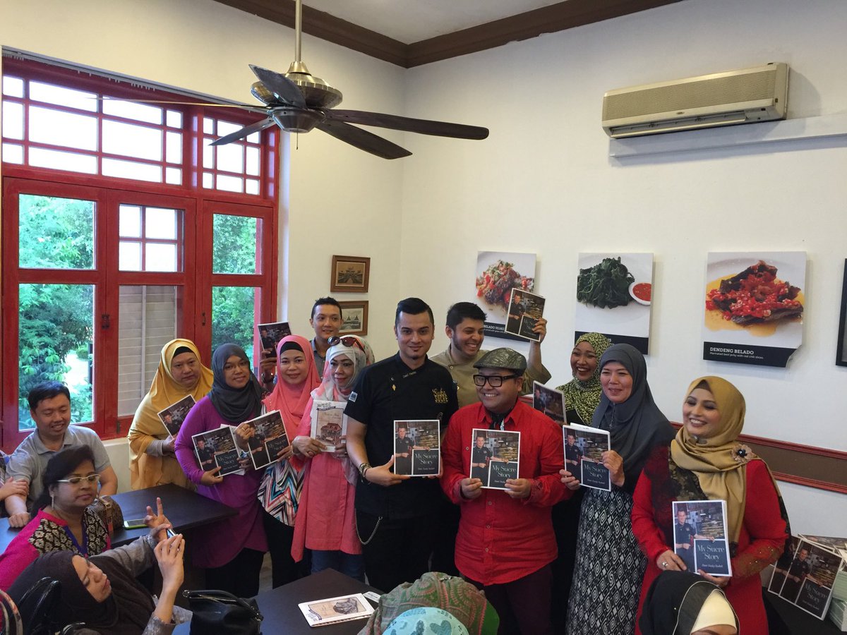 FazleyYaakob's tweet photo. 6 years ago today, I launched my recipe book “My Sucre Story” at Rumah Makan Minang, Bussorah Street, Singapore 🇸🇬 https://t.co/BEiD25r0Fy