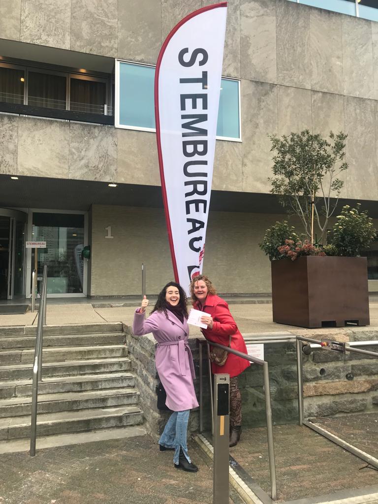 PVDAEindhoven's tweet photo. Ook vandaag kan je stemmen in #Eindhoven! Onze lijsttrekker @MiekeVerhees en nummer 3 Rosa van den Nieuwenhof hebben dat gedaan. #Eindhoven laat je stem horen en #GroeiMee! #PvdA #GR22 https://t.co/IGf02LQJJ5 https://t.co/7e2M9PMkg3