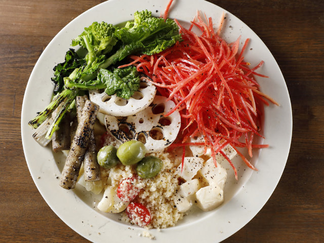dressing_mag's tweet photo. ＼西荻窪の一軒家ビストロ🍴／
旬のものを食べ、暮らしを楽しむことを大事にしたくなる一軒です🧐
https://t.co/egwXTEMEqn
提携先の八百屋や魚屋から届いた旬食材をもとにコンセプトを考えられた一品一品は、じんわりしみる美味しさ。
親しい人とも、一人でふらり入店も、どこかほっとするお店です😋 https://t.co/uhyKIUEOEU