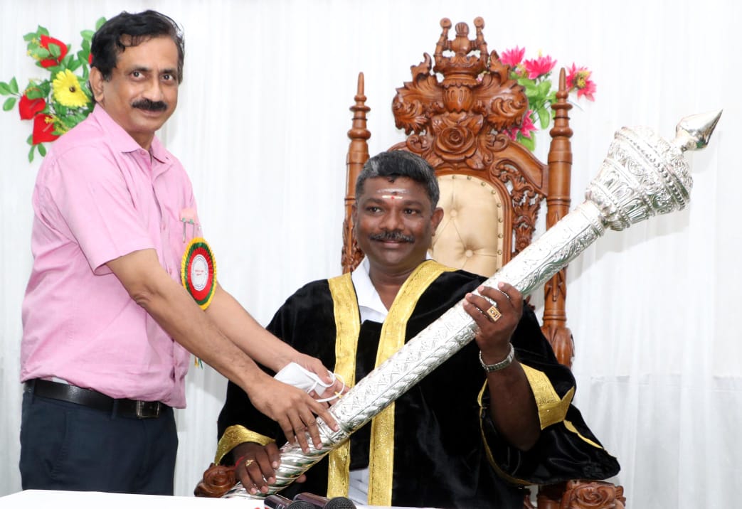 MayorSaravanan's tweet photo. வணக்கம் நண்பர்களே.. 🙏

சாதாரண ஆட்டோ ஓட்டுநராகவும், குடந்தை மாநகராட்சியின் முதல் மேயராகவும்  க. சரவணன் ஆகிய என்னை உங்களுடன் இங்கு ( ட்விட்டரில்) இணைவதில் மகிழ்ச்சி அடைகிறேன் 🙏 https://t.co/T8GiHJJwv1