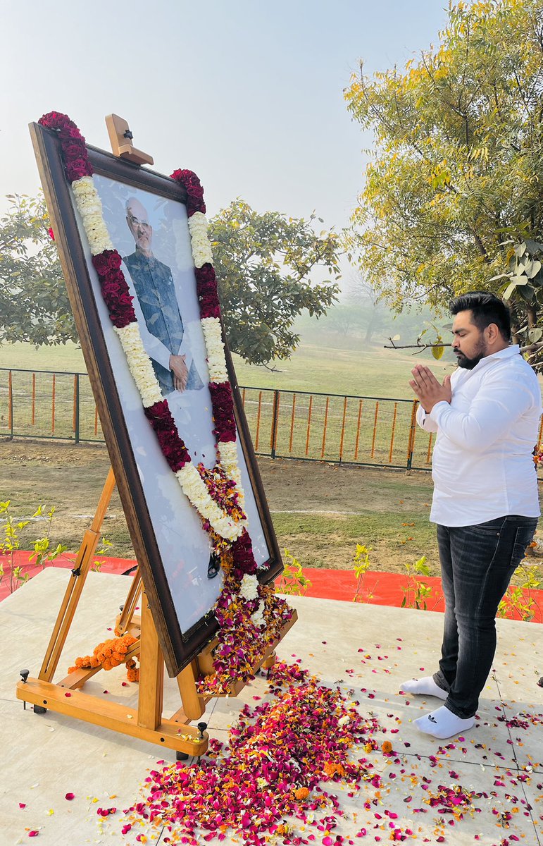 HardeepHooda07's tweet photo. दिल्ली के पूर्व मुख्यमंत्री, हमारे आदर्श, हमारे प्रेरणास्रोत परम् पूजनीय डॉ. साहिब सिंह वर्मा जी की जयंती पर उनके समाधि स्थल पर पहुँच कर उनकी प्रतिमा पर पुष्प अर्पित कर उन्हें नमन किया। 

डॉ. साहब जी के महान विचार व उनका आदर्श जीवन हम सभी को सदैव प्रेरित करते रहेंगे | 🙏 https://t.co/xt5e3nIRdz