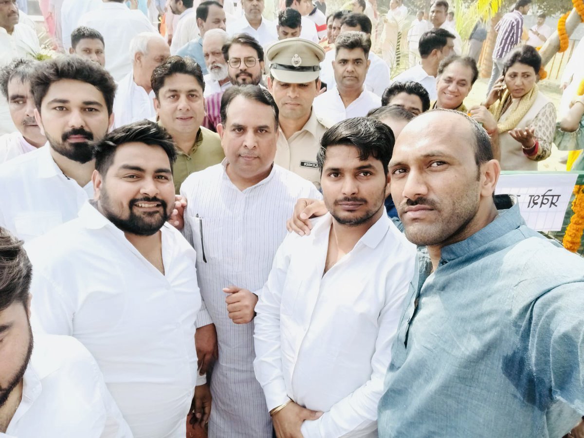 HardeepHooda07's tweet photo. दिल्ली के पूर्व मुख्यमंत्री, हमारे आदर्श, हमारे प्रेरणास्रोत परम् पूजनीय डॉ. साहिब सिंह वर्मा जी की जयंती पर उनके समाधि स्थल पर पहुँच कर उनकी प्रतिमा पर पुष्प अर्पित कर उन्हें नमन किया। 

डॉ. साहब जी के महान विचार व उनका आदर्श जीवन हम सभी को सदैव प्रेरित करते रहेंगे | 🙏 https://t.co/xt5e3nIRdz