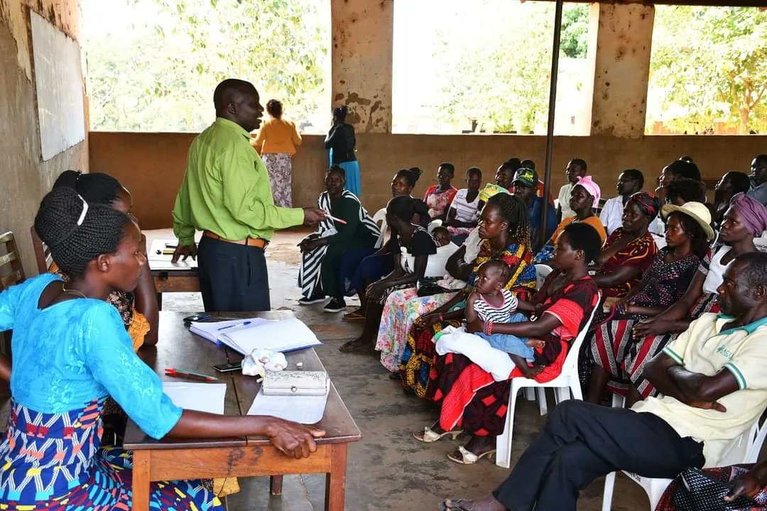 IGFUganda's tweet photo. Engaging parents/guardians in the education of their children is an important aspect of improving completion rates and performance. 
#igflove #igfchangingchildrensworlds #education #success #parents #partnership #primaryeducation #performance https://t.co/SArpERnLRV