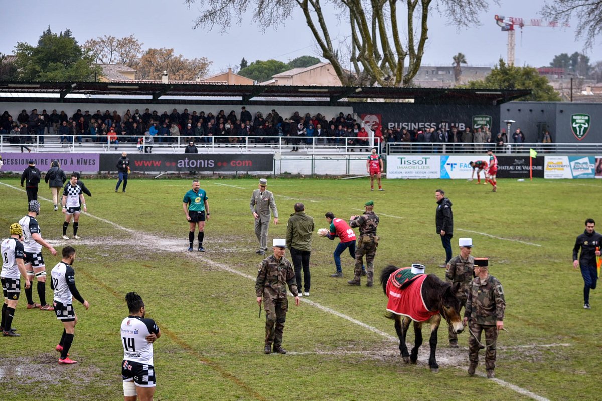COM6BLB's tweet photo. 13 mars 2022, une journée de communion entre monde militaire et de l’ovalie.
Le public du stade Kaufman a pu profiter du match Nîmes/Pamiers dans un environnement guerrier, avec la présentation des matériels des #2REI, #1REG, #503RT et #4RMAt, ainsi que d’animations militaires. https://t.co/KCgobUcbue