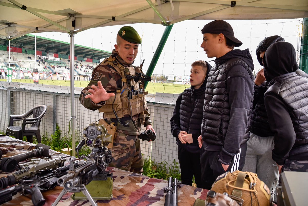 COM6BLB's tweet photo. 13 mars 2022, une journée de communion entre monde militaire et de l’ovalie.
Le public du stade Kaufman a pu profiter du match Nîmes/Pamiers dans un environnement guerrier, avec la présentation des matériels des #2REI, #1REG, #503RT et #4RMAt, ainsi que d’animations militaires. https://t.co/KCgobUcbue
