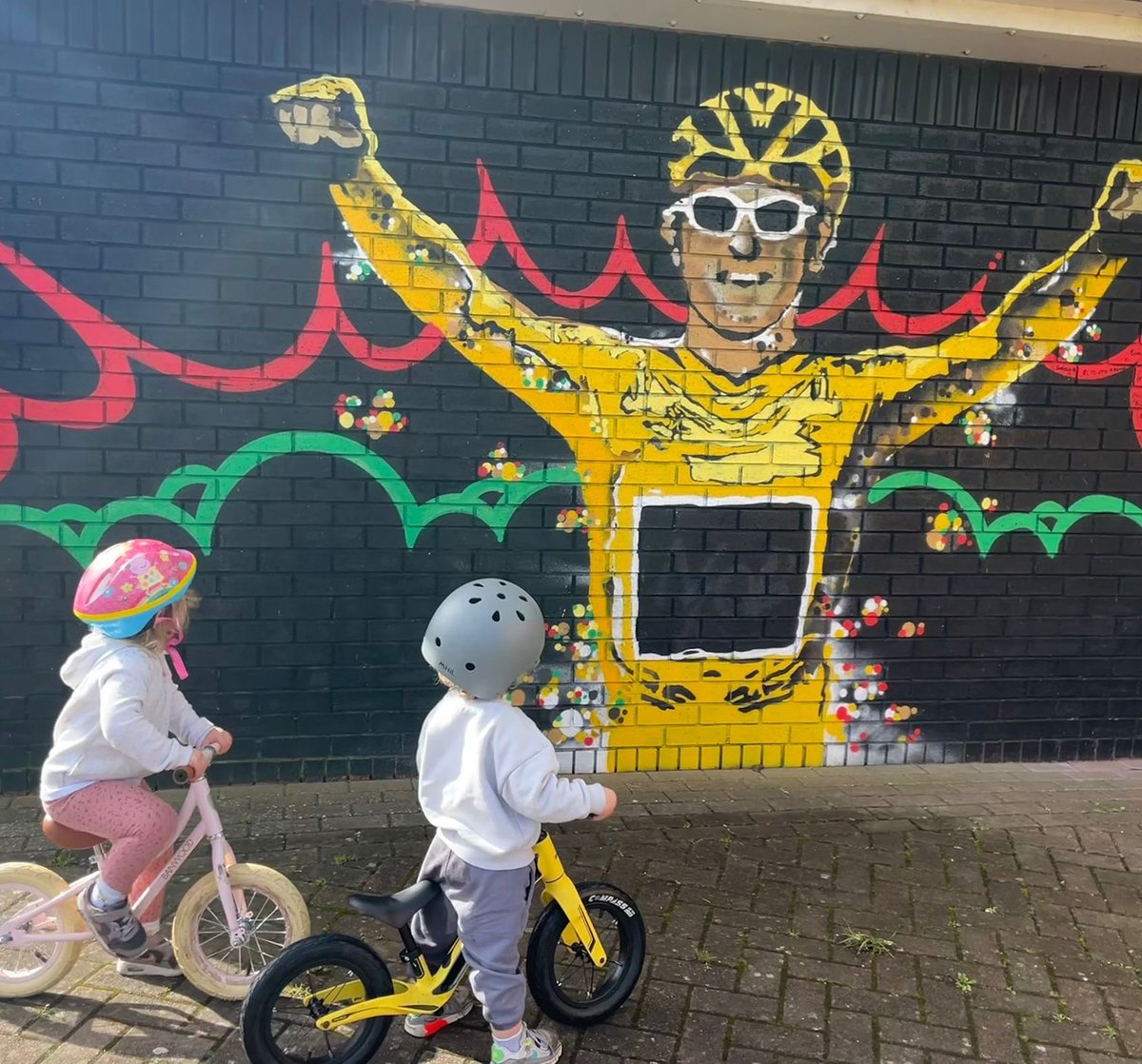 GeraintThomas86's tweet photo. Macs got a surprise yesterday down Maindy. “Oh that’s my Dad.” And his cousin Alys went “yeah that’s Ger”. And then they rode on 🤣🚴 https://t.co/4YqBds8kLX