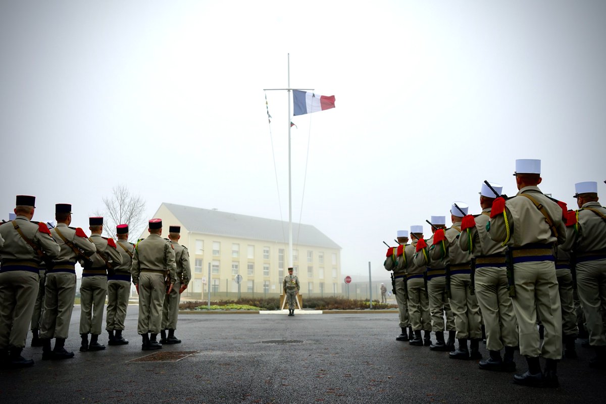 Cdc_13eDBLE's tweet image. [#PASSCOM]
🟢🔴 "𝐷𝑎𝑛𝑠 𝑞𝑢𝑒𝑙𝑞𝑢𝑒𝑠 𝑖𝑛𝑠𝑡𝑎𝑛𝑡𝑠, 𝑙𝑎 𝟹/𝟷𝟹 𝑣𝑎 𝑐ℎ𝑎𝑛𝑔𝑒𝑟 𝑑𝑒 𝑐ℎ𝑒𝑓"
Le capitaine L-F.E  arrive au terme de son commandement après  33 mois à la tête de la 3e compagnie. Les légionnaires de la 3/13, auront pour chef le capitaine PR.