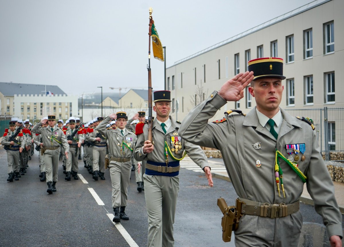 Cdc_13eDBLE's tweet image. [#PASSCOM]
🟢🔴 "𝐷𝑎𝑛𝑠 𝑞𝑢𝑒𝑙𝑞𝑢𝑒𝑠 𝑖𝑛𝑠𝑡𝑎𝑛𝑡𝑠, 𝑙𝑎 𝟹/𝟷𝟹 𝑣𝑎 𝑐ℎ𝑎𝑛𝑔𝑒𝑟 𝑑𝑒 𝑐ℎ𝑒𝑓"
Le capitaine L-F.E  arrive au terme de son commandement après  33 mois à la tête de la 3e compagnie. Les légionnaires de la 3/13, auront pour chef le capitaine PR.