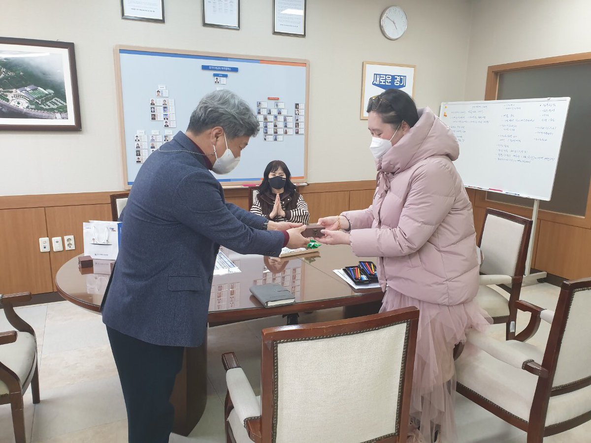 g_future_campus's tweet image. 10년 이상 장기재직자 분들을 위한 
#경기도평생교육진흥원 원장님의 선물을 
파주 본부장님이 전달해주셨어요!

직원 한명 한명을 떠올리며 
직접 쓰신 글귀와 수제 도장인데, 
원장님의 따스한 마음이 느껴지는 선물이네요!🎁