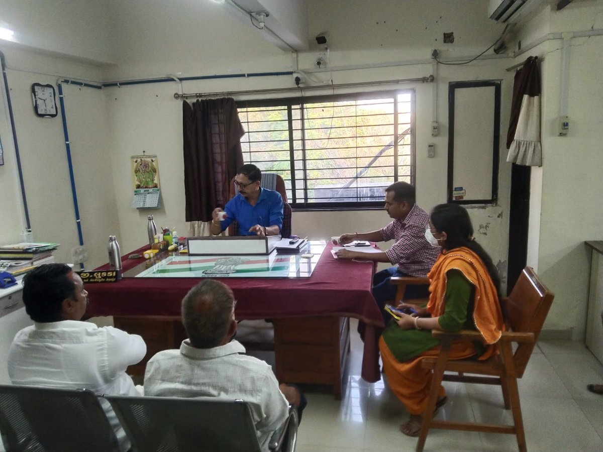 dso_dwarka's tweet photo. ગતરોજ ખંભાળીયા તાલુકાનાં તમામ વાજબી ભાવની દુકાનનાં સંચાલકો સાથે મામલતદાર, ખંભાળીયાની કચેરી ખાતે મામલતદારશ્રીનાં અધ્યક્ષ સ્થાને એફ.પી.એસ.ની માસીક બેઠક સાથે પુરવઠા તંત્રનાં નિયમીત મુદ્દાઓ સહિત મધ્યાહ્ન ભોજન યોજના, મતદાન જાગૃતિ અભિયાન તથા ઇ-શ્રમ કાર્ડ વિષે વિસ્તૃત ચર્ચા કરી. https://t.co/pYUbXkW8yP