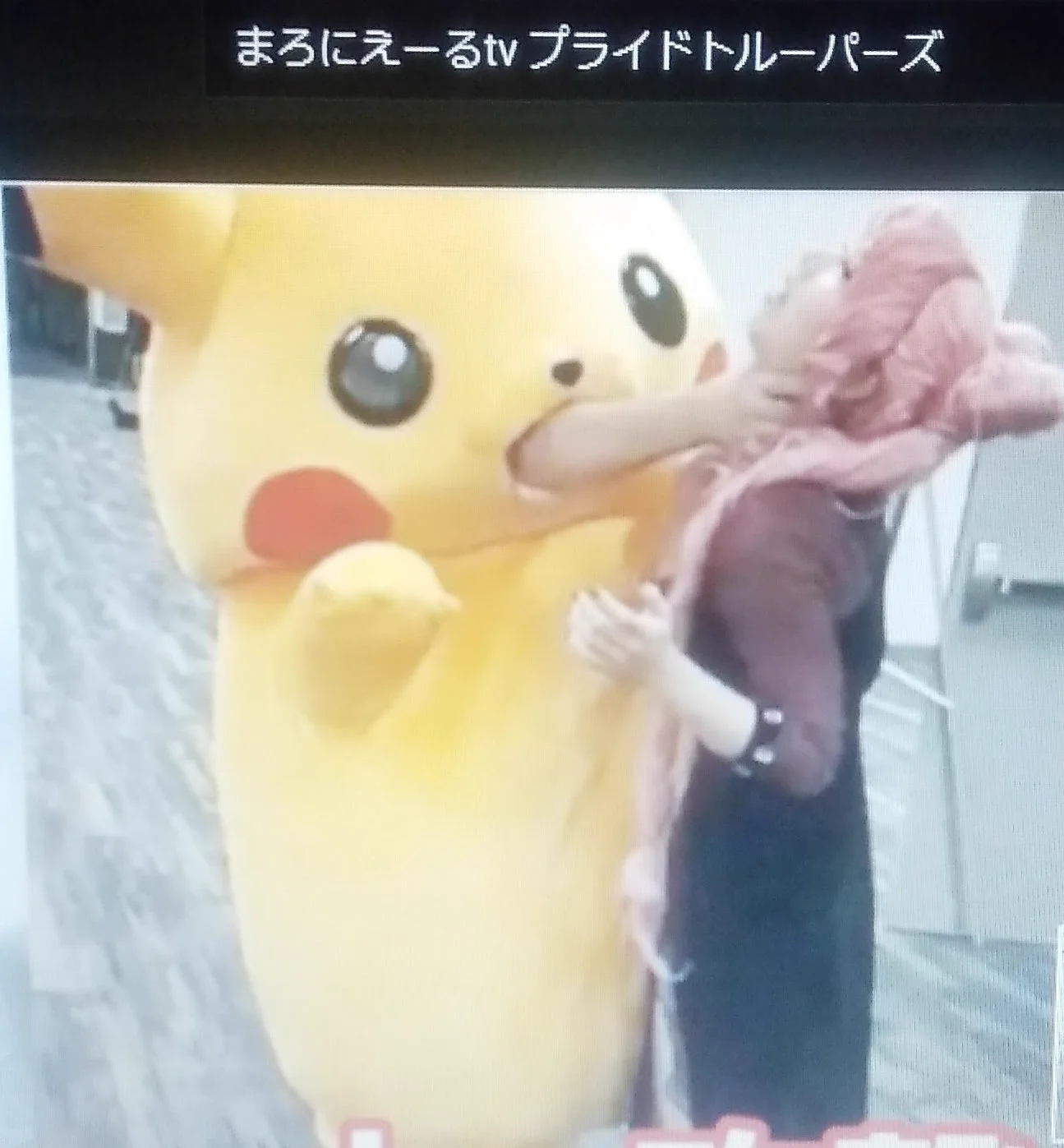 @WheThe256 「知ったな……？」    シュッ  ガッ!! 