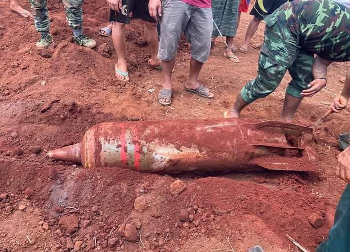 wolfy_ashy's tweet photo. An unexploded ordnance dropped by military’s aircraft was excavated by Karenni Army &amp; KNDF. The bomb is more than 5 feet long &amp; still unknown which type of bomb it is. #WarCrimesOfJunta  #2022Mar15Coup #WhatsHappeningInMyanmar https://t.co/8muQz0LFEm