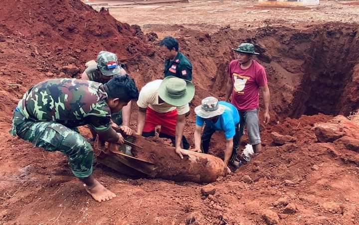 wolfy_ashy's tweet photo. An unexploded ordnance dropped by military’s aircraft was excavated by Karenni Army &amp; KNDF. The bomb is more than 5 feet long &amp; still unknown which type of bomb it is. #WarCrimesOfJunta  #2022Mar15Coup #WhatsHappeningInMyanmar https://t.co/8muQz0LFEm