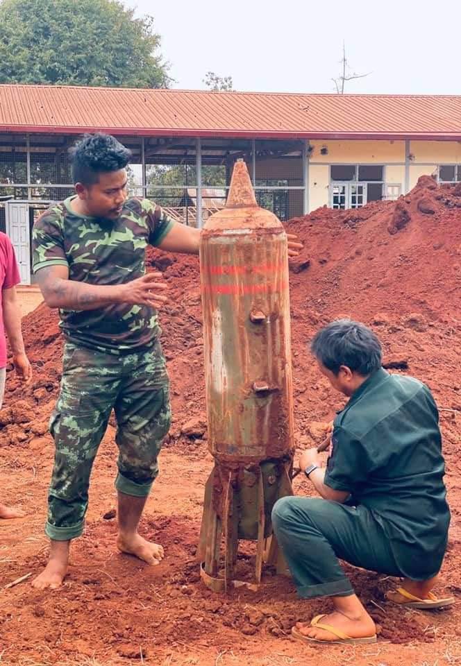 wolfy_ashy's tweet photo. An unexploded ordnance dropped by military’s aircraft was excavated by Karenni Army &amp; KNDF. The bomb is more than 5 feet long &amp; still unknown which type of bomb it is. #WarCrimesOfJunta  #2022Mar15Coup #WhatsHappeningInMyanmar https://t.co/8muQz0LFEm