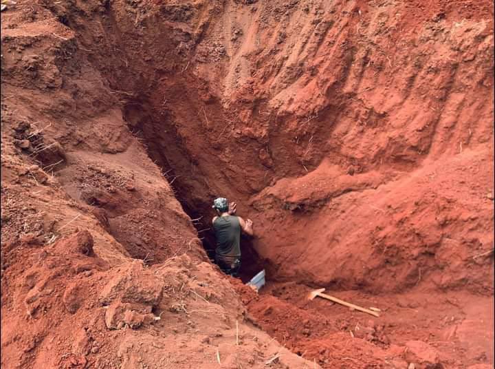 wolfy_ashy's tweet photo. An unexploded ordnance dropped by military’s aircraft was excavated by Karenni Army &amp; KNDF. The bomb is more than 5 feet long &amp; still unknown which type of bomb it is. #WarCrimesOfJunta  #2022Mar15Coup #WhatsHappeningInMyanmar https://t.co/8muQz0LFEm