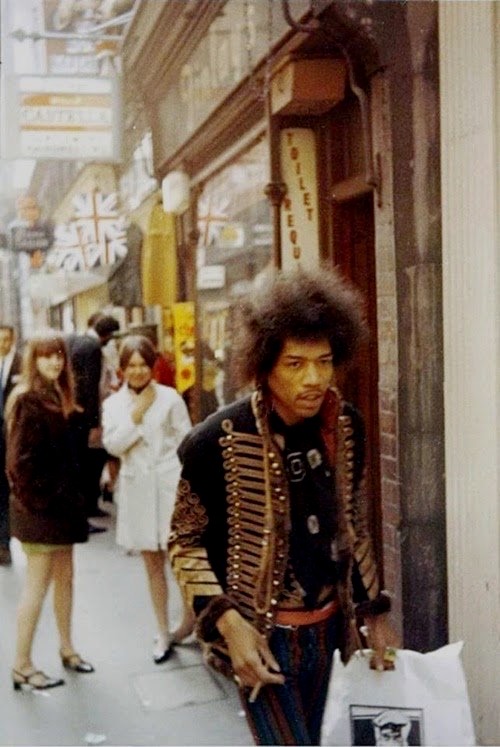 FXMC1957's tweet image. PHOTO OF THE DAY. Jimi Hendrix on Carnaby Street, London (1967).