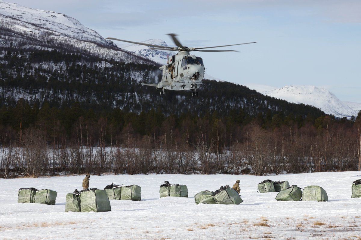 UKinNorway's tweet photo. Special delivery π―
Yesterday @845NAS and MAOT assisted our Norwegian partners in airlifting 30 bags of firewood up to the extremely remote 'Dividalshyttene' cabins in the #Arctic, as a 'thank you' for their hospitality during the 2022 #WinterDeployment. https://t.co/PnKMnXnbyS