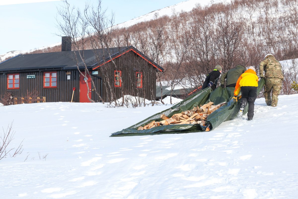 Special delivery 📯 Yesterday @845NAS and MAOT assisted our Norwegian partners in airlifting 30 bags of firewood up to the extremely remote 'Dividalshyttene' cabins in the #Arctic, as a 'thank you' for their hospitality during the 2022 #WinterDeployment.