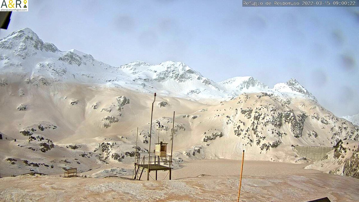 meteodelnorte's tweet photo. 🏜 La advección de polvo en suspensión (#calima) desde el #Sáhara argelino es muy evidente en #Pirineos

⚪🟠 Curioso además como sólo afecta por debajo de los 2400m, dejando un corte perfecto a esa altitud con nieve limpia por encima de ella

🎥 WebCams vía #AyR e @infonieve : https://t.co/jlq7KHlRLc