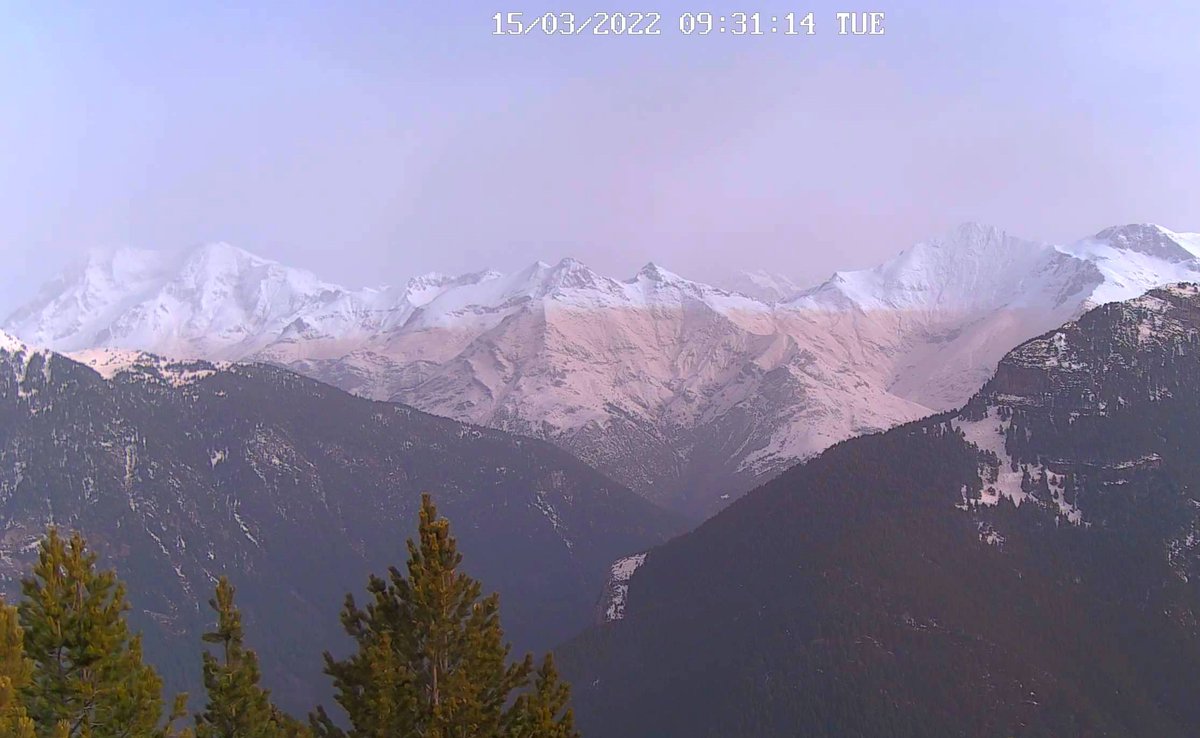 meteodelnorte's tweet photo. 🏜 La advección de polvo en suspensión (#calima) desde el #Sáhara argelino es muy evidente en #Pirineos

⚪🟠 Curioso además como sólo afecta por debajo de los 2400m, dejando un corte perfecto a esa altitud con nieve limpia por encima de ella

🎥 WebCams vía #AyR e @infonieve : https://t.co/jlq7KHlRLc