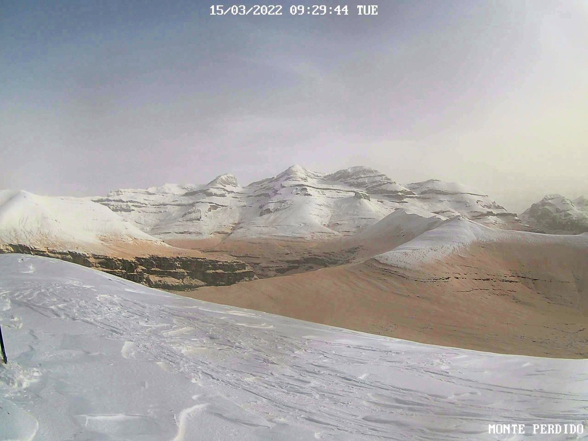 meteodelnorte's tweet photo. 🏜 La advección de polvo en suspensión (#calima) desde el #Sáhara argelino es muy evidente en #Pirineos

⚪🟠 Curioso además como sólo afecta por debajo de los 2400m, dejando un corte perfecto a esa altitud con nieve limpia por encima de ella

🎥 WebCams vía #AyR e @infonieve : https://t.co/jlq7KHlRLc