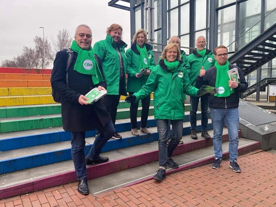 CDAZoetermeer's tweet photo. En ook vanmorgen vroeg waren we weer op pad om flyers uit te delen! Kan het CDA Zoetermeer op uw stem en steun rekenen? #zijaanzij #TeamIngeborg https://t.co/HGhcoNCMwn