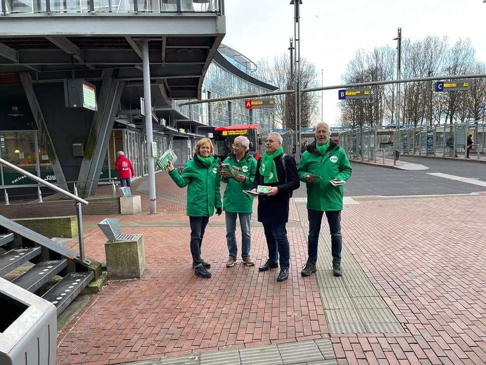 CDAZoetermeer's tweet photo. En ook vanmorgen vroeg waren we weer op pad om flyers uit te delen! Kan het CDA Zoetermeer op uw stem en steun rekenen? #zijaanzij #TeamIngeborg https://t.co/HGhcoNCMwn