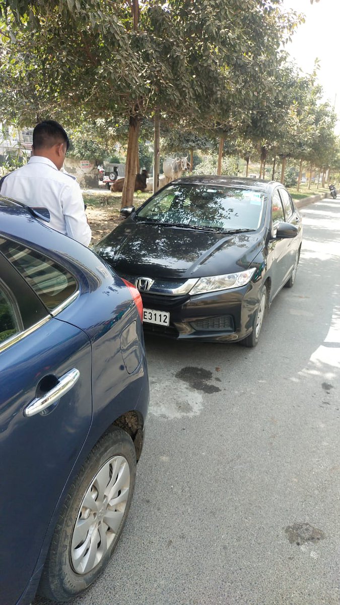 Noidatraffic's tweet image. दिनांक 15.03.2022 को @noidatraffic द्वारा सेक्टर-75 मार्ग पर नो-पार्किंग में खड़े एवं यातायात नियमों का उल्लंघन करने वाले वाहनों के विरुद्ध नियमानुसार चालानी कार्यवाही की जा रही है।
यातायात हेल्पलाइन नं0- 9971009001