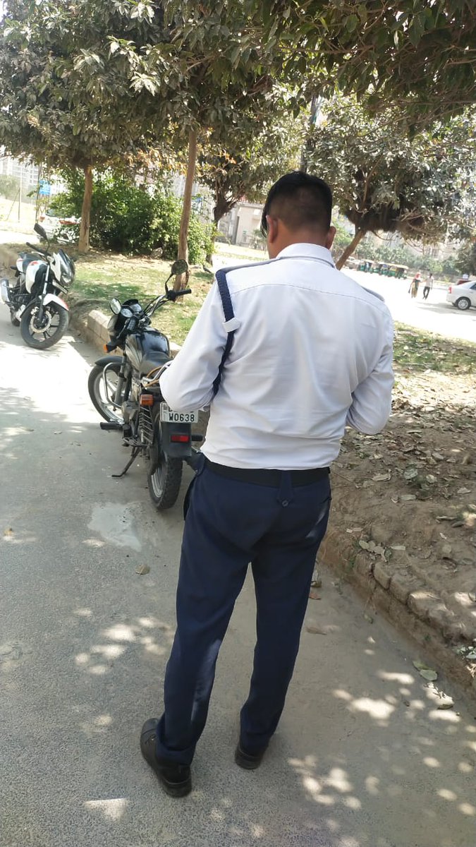 Noidatraffic's tweet image. दिनांक 15.03.2022 को @noidatraffic द्वारा सेक्टर-75 मार्ग पर नो-पार्किंग में खड़े एवं यातायात नियमों का उल्लंघन करने वाले वाहनों के विरुद्ध नियमानुसार चालानी कार्यवाही की जा रही है।
यातायात हेल्पलाइन नं0- 9971009001