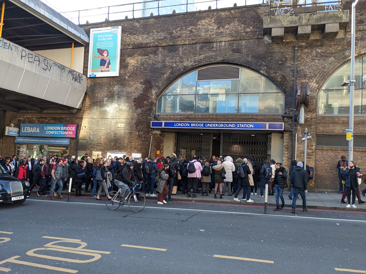 jrdorning's tweet photo. Don't bother with jubilee this morning #jubileeline #tfl #londoncommute #thetube #londontube @TfL https://t.co/wE0uOVgeCf