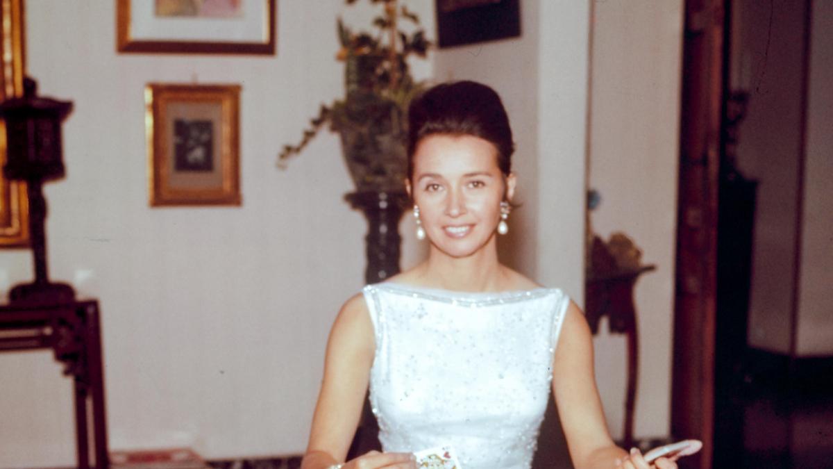 RocaEditorial's tweet photo. «La verdadera historia de #AlineGriffith, una James Bond vestida de Balenciaga.» #LaPrincesaEspía de @LarryLoftis en un artículo de @begocorzo para @LaVanguardia: https://t.co/xj7BtFpXR0 https://t.co/YmKbK8GSCA