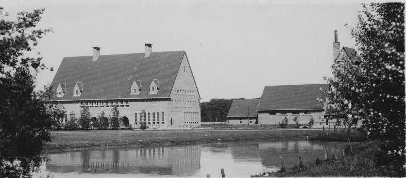 Filiaal van de Gemeentelijke Bibliotheek te Vreewijk met op de voorgrond de Enk, 27 juni 1928. De foto komt uit de fotocollectie algemeen van het <a href="/stadsarchief010/">Stadsarchief 010</a>