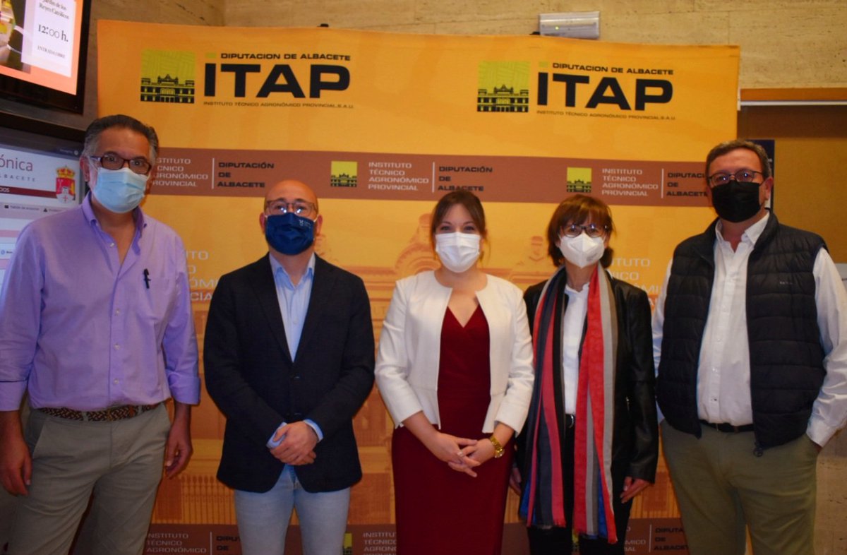 dipualba's tweet photo. 📢Nuestra vpdta., @ampartorres, destaca el trabajo del @itapdipualba para mejorar la producción de #Azafrán en la provincia, “la principal productora de España”, 👉🏻en la presentación de la jornada técnica que @DOPAzafran y  @AgriculturaClm están realizando hoy en la #Dipualba 🔝. https://t.co/ZvKYCpl0Y2